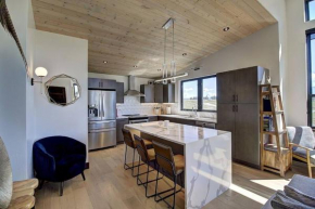 Modern Wintercrest Oasis